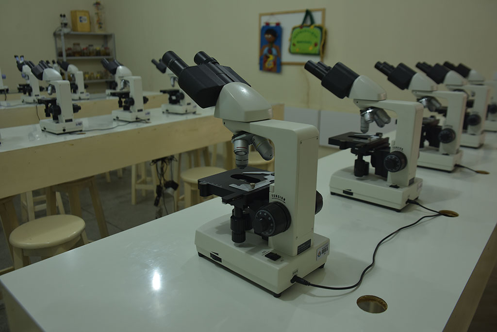 Laboratório com Microscópios